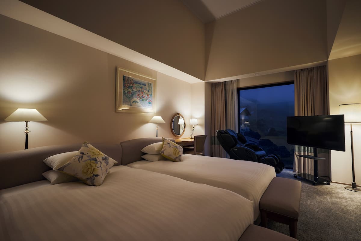 Suite, Bebas Asap Rokok, pemandangan danau (Balcony) | 1 kamar tidur, brankas, dan dilengkapi dengan perabotan berbeda-beda