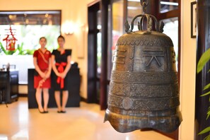 Lobby sitting area - Almond Hotel Sothearos (Phnom Penh)