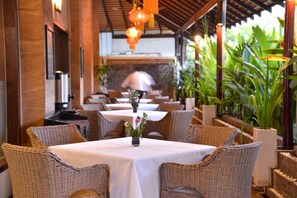 2 restaurants, breakfast served