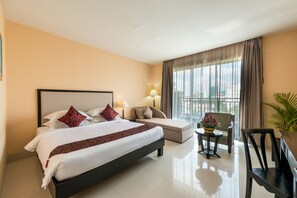 Minibar, in-room safe, individually decorated, individually furnished - Almond Hotel Sothearos (Phnom Penh)