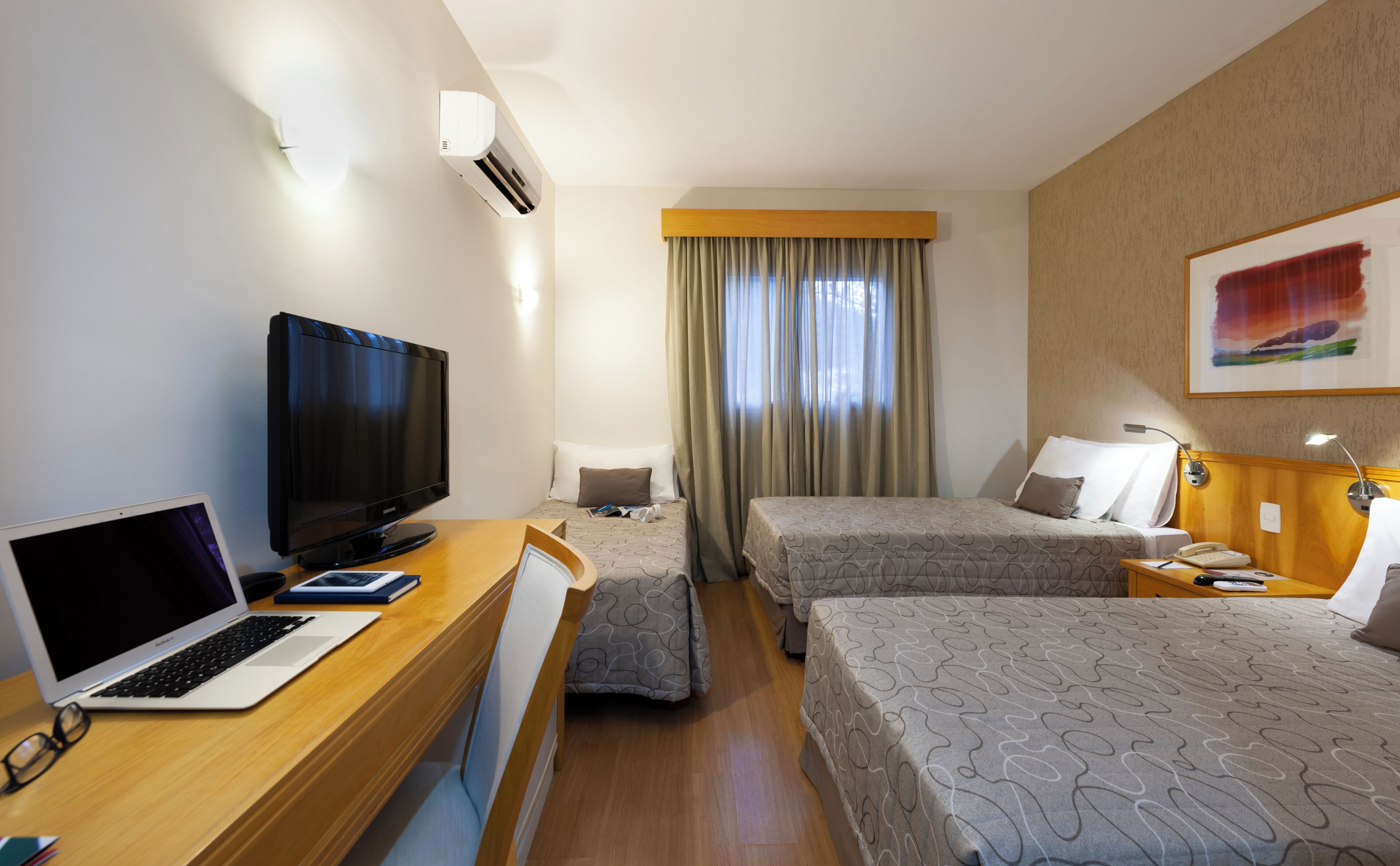 Standard trippelrum | Minibar, värdeförvaringsskåp på rummet och skrivbord