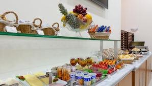 A buffet with various food items and beverages. - Matiz Barão Geraldo Express (Campinas)