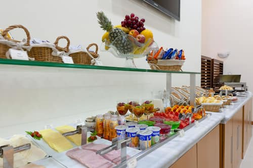 Café da manhã com buffet grátis durante a semana