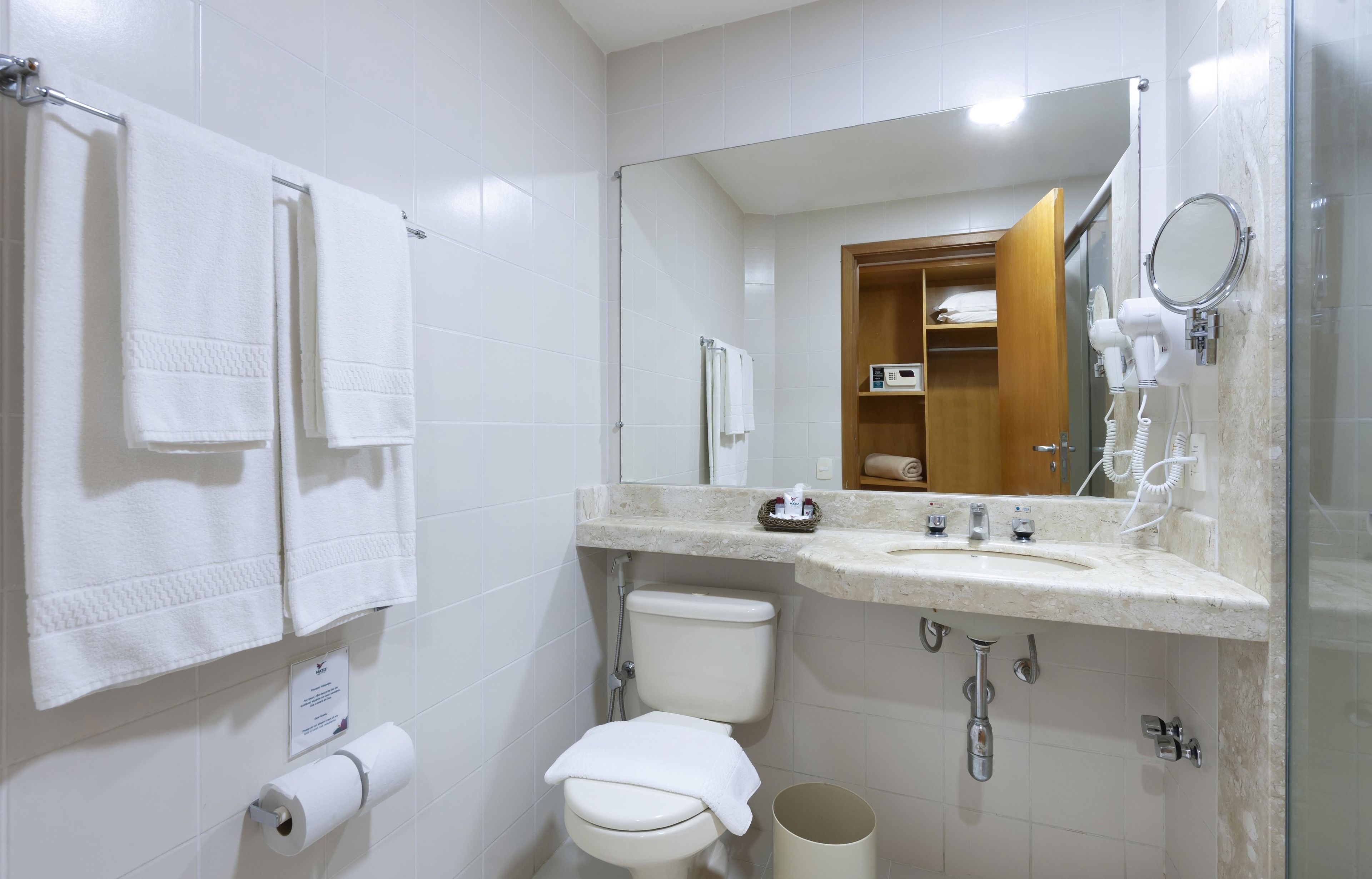 standard twin room | bathroom | shower, rainfall showerhead, free toiletries, hair dryer