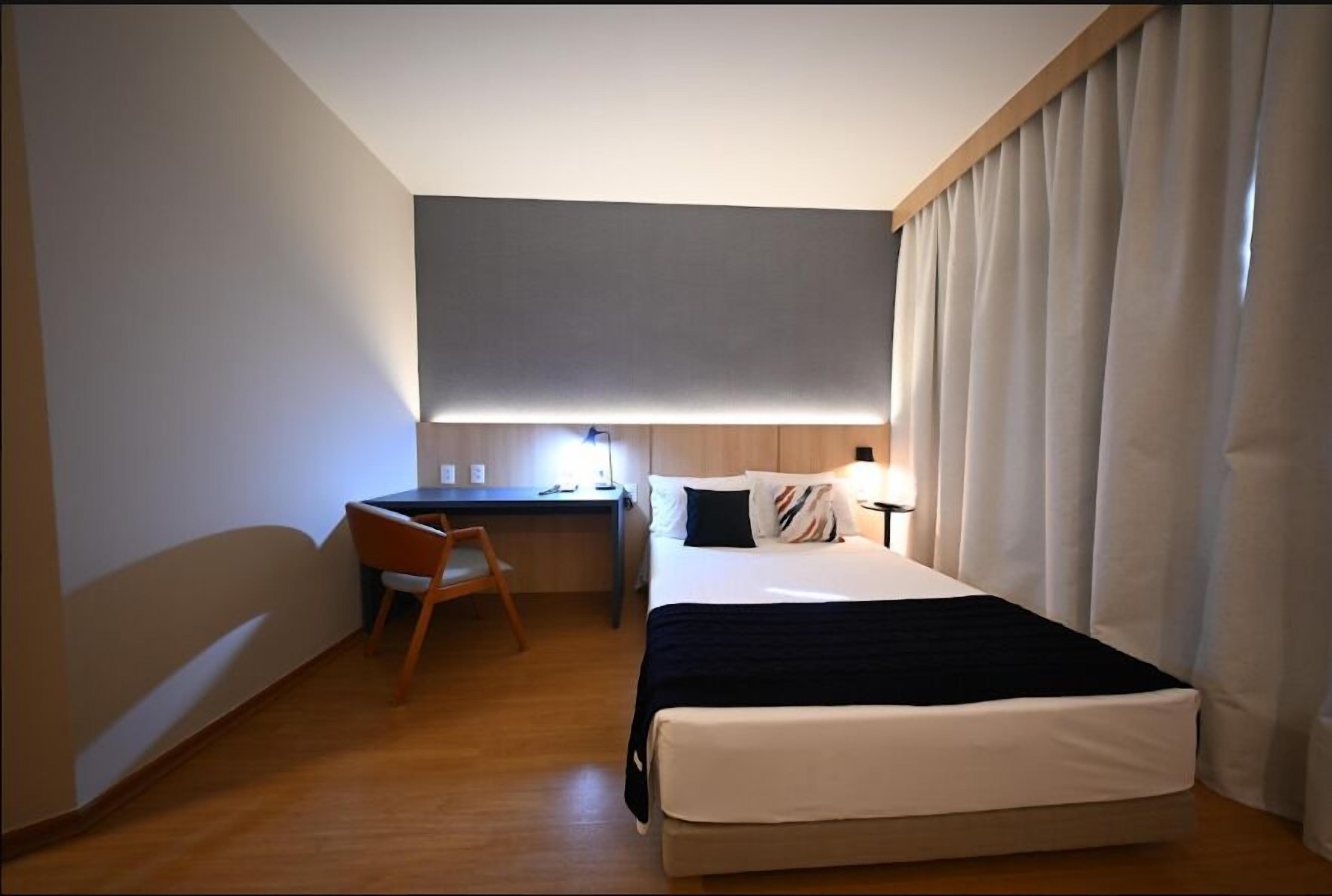 Minibar, caja de seguridad en la habitación y escritorio 