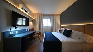 Quarto casal superior, chuveiro com barras de apoio | Frigobar, cofres nos quartos, escrivaninha, cortinas blackout
