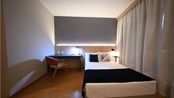 Minibar, caja de seguridad en la habitación y escritorio