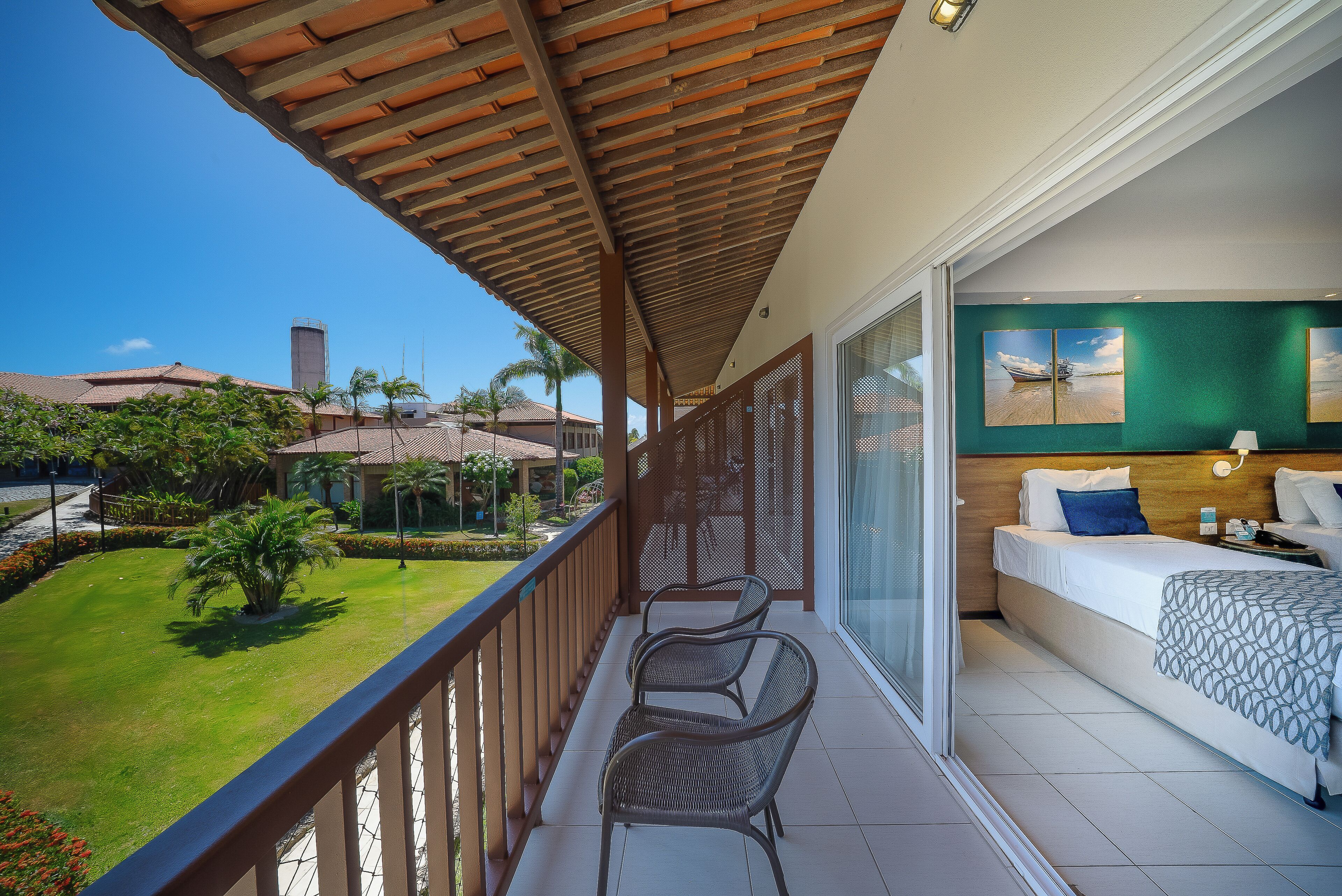Minibar, caja de seguridad en la habitación y decoración personalizada 