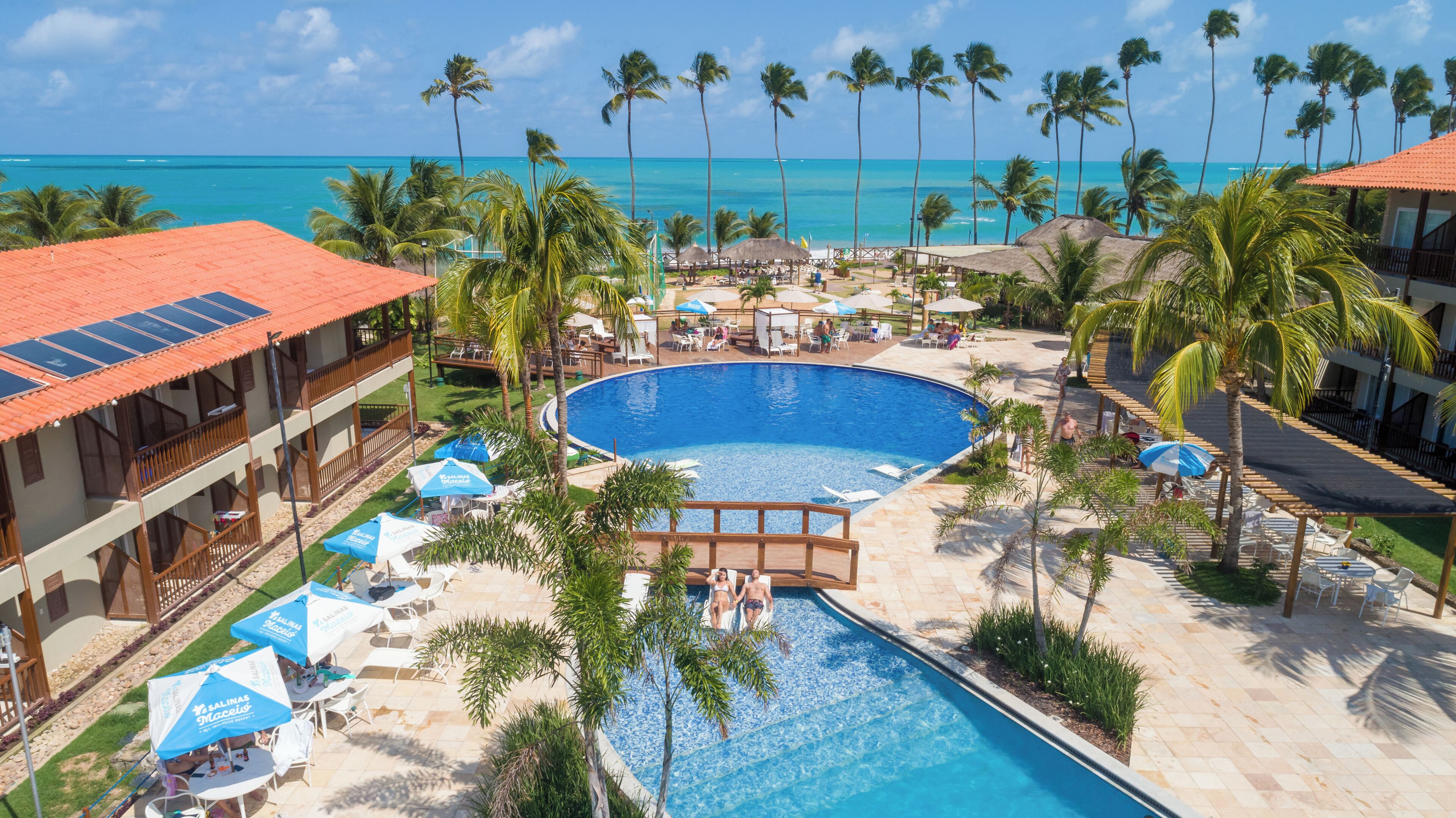 Piscina externa, funciona das 7h às 20h, guarda-sóis, espreguiçadeiras