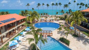 Piscina externa, funciona das 7h às 20h, guarda-sóis, espreguiçadeiras