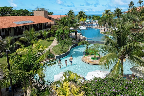 Piscina externa, funciona das 7h às 20h, guarda-sóis, espreguiçadeiras