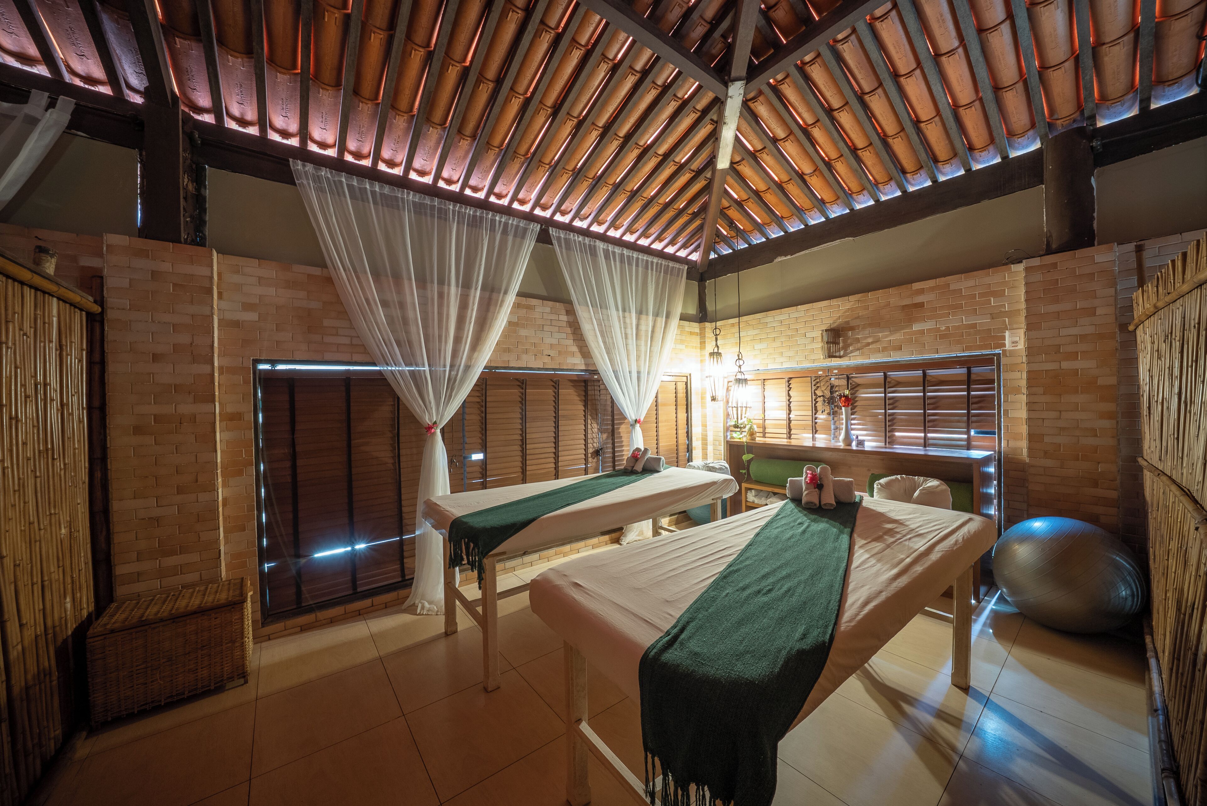 Sauna, hot tub, body treatments, hydrotherapy, body scrubs