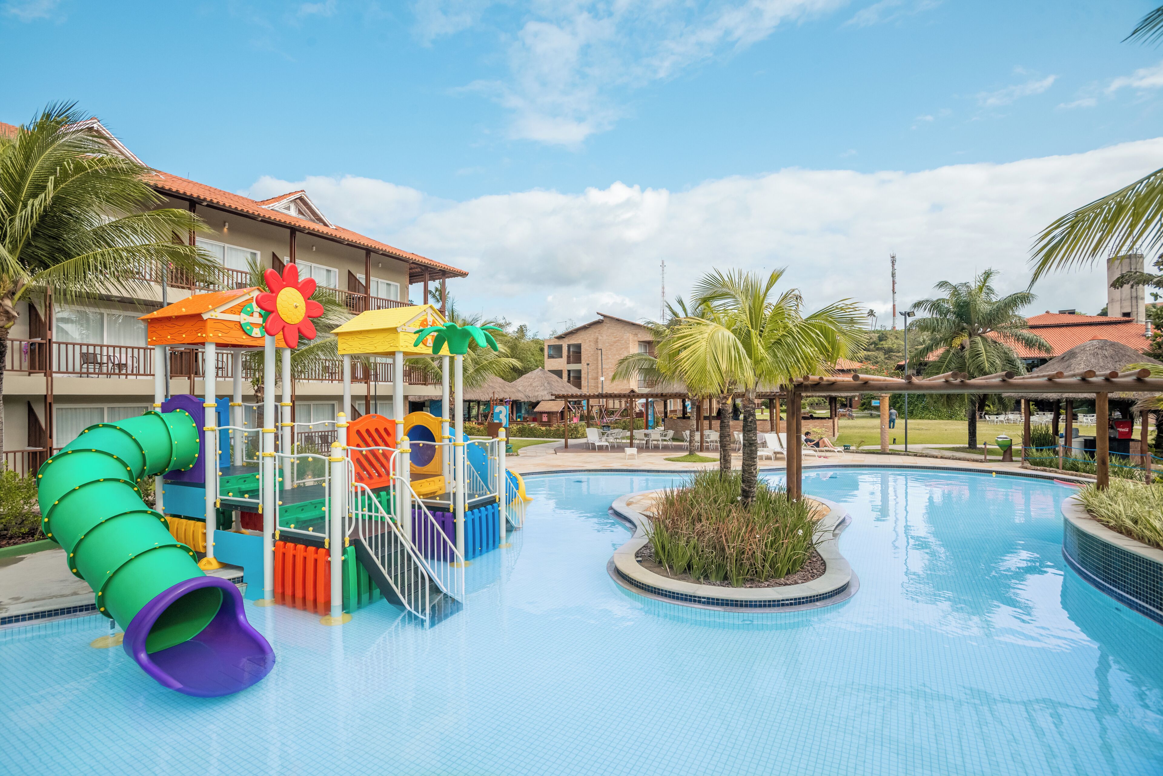 Piscina externa, funciona das 7h às 20h, guarda-sóis, espreguiçadeiras