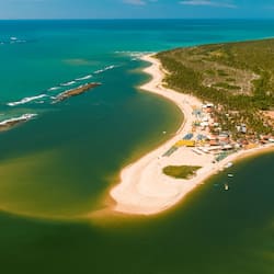Plage, sable blanc, cabines gratuites, chaises longues