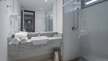 Chuveiro, chuveiro com efeito de chuva, produtos de toalete grátis