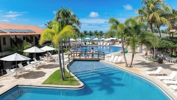 Piscine extérieure, parasols de plage, chaises longues