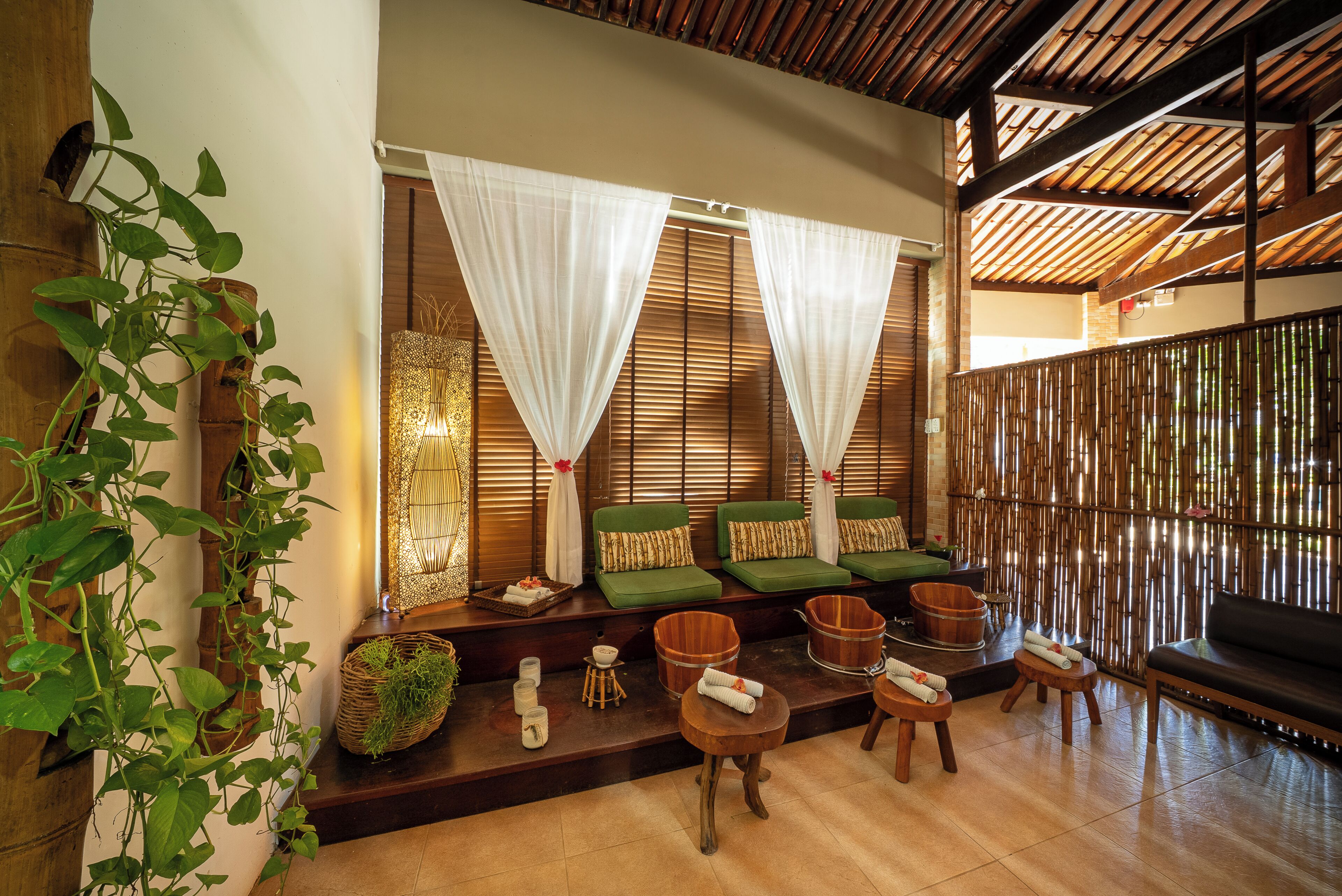 Sauna, hot tub, body treatments, hydrotherapy, body scrubs