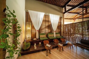 Sauna, hot tub, perawatan tubuh, hidroterapi, dan body scrub