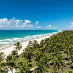 Plage, sable blanc, cabines gratuites, chaises longues