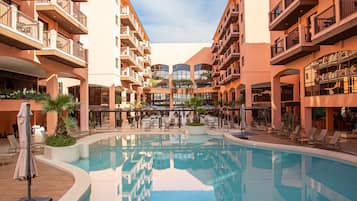 Außenpool, Sonnenschirme, Liegestühle