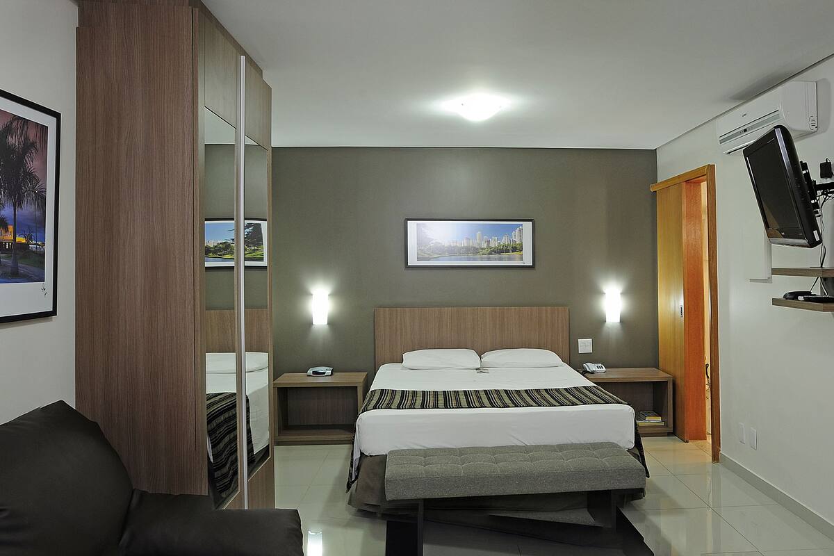 Super Luxury | Minibar, in-room safe, desk, blackout drapes