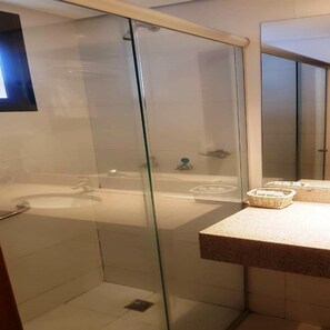 Super Lujo | Baño | Regadera, amenidades de baño gratuitas, secadora de cabello, toallas 