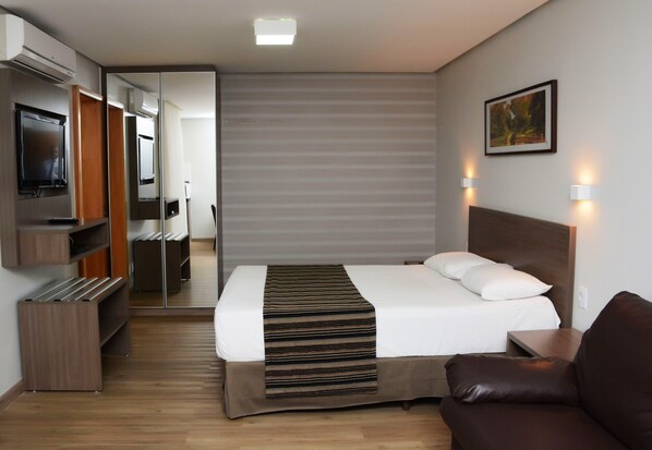 Super Luxo | Frigobar, cofres nos quartos, escrivaninha, cortinas blackout