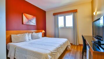 Quarto superior, 1 cama Queen | Frigobar, cofres nos quartos, escrivaninha, quartos à prova de som