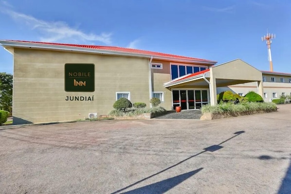 Um edifício com uma placa indicando 'Noble Inn' e 'Jundiai'.