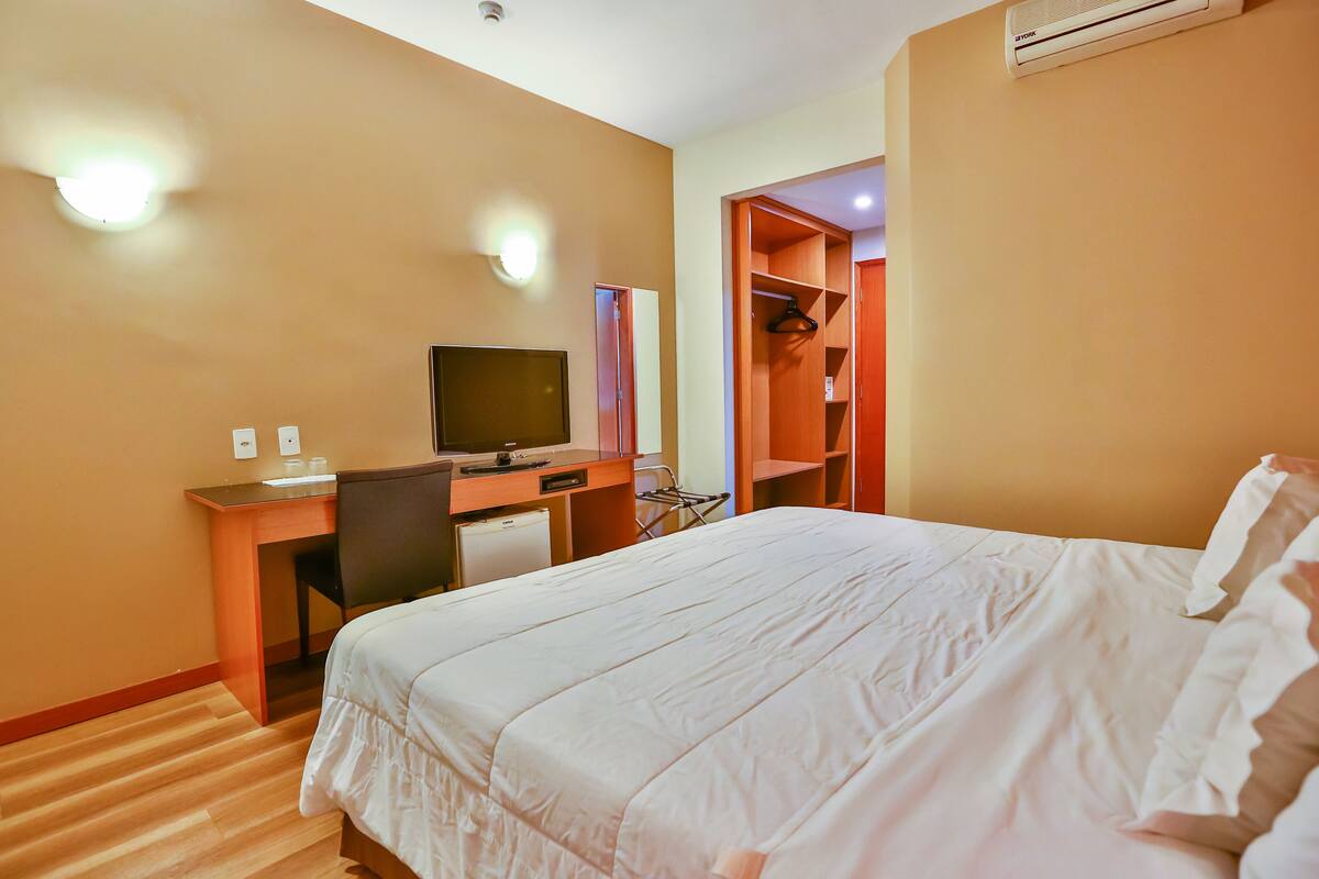 Habitación superior, 1 cama Queen size | Minibar, caja de seguridad en la habitación y escritorio 