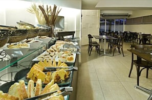 Café da manhã com buffet grátis todos os dias