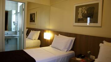 Caja de seguridad en la habitación, escritorio y cortinas blackout