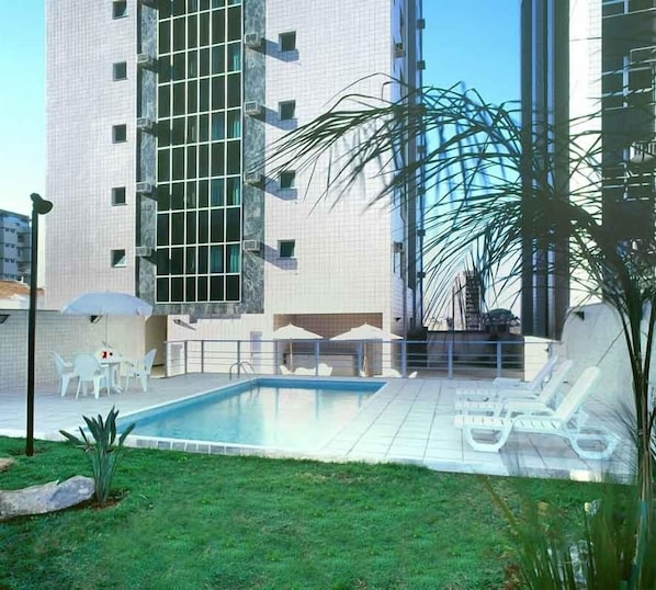 Outdoor pool, pool umbrellas, sun loungers - Niagara Flat (Belo Horizonte)