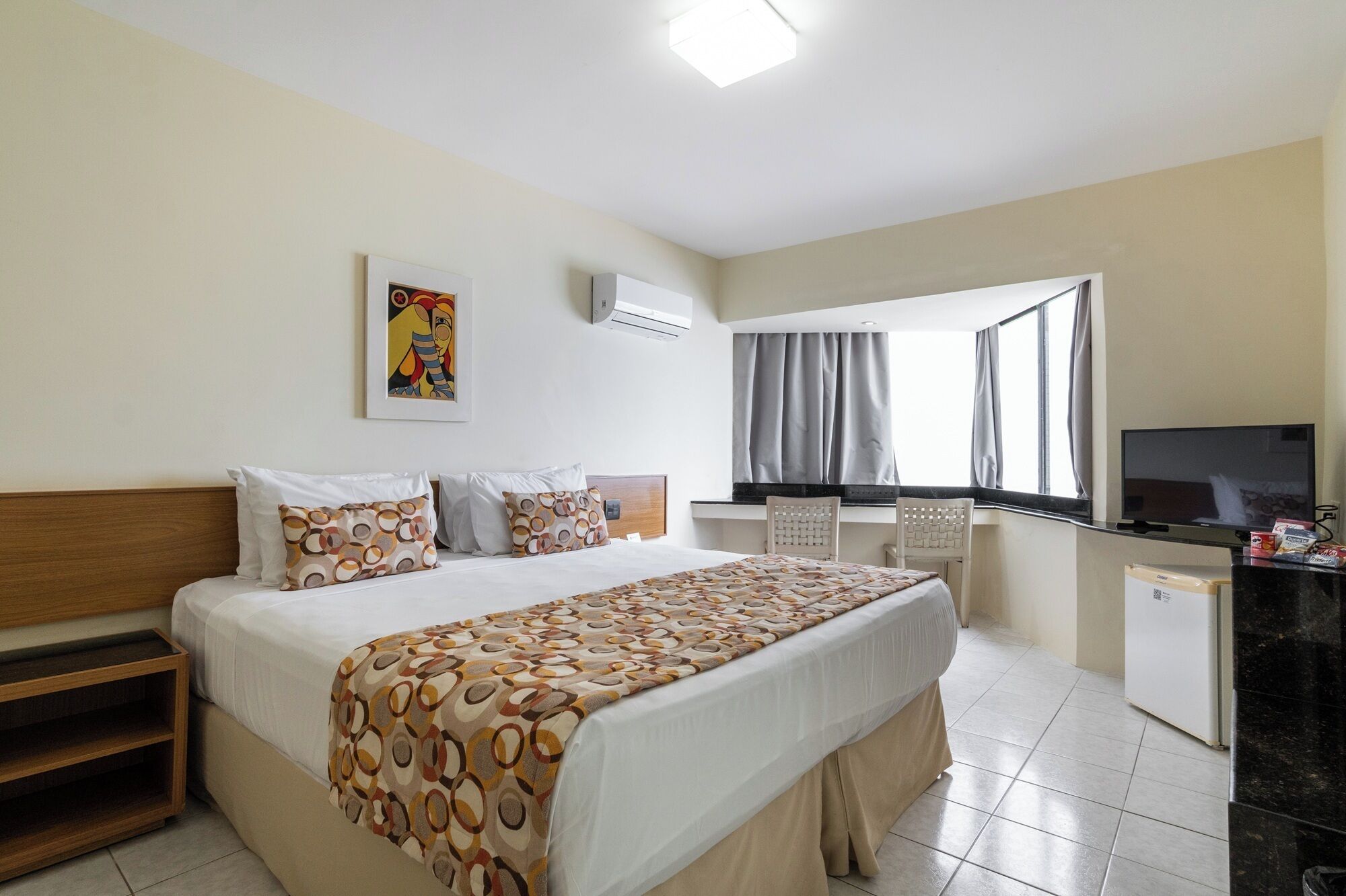 Deluxe Room | Minibar, in-room safe, desk, free cribs/infant beds
