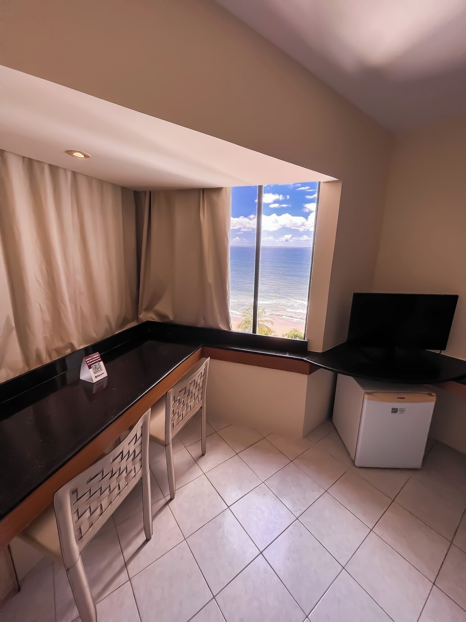 Deluxe Room | Minibar, in-room safe, desk, free cribs/infant beds