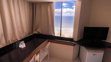 Deluxe Room | Minibar, in-room safe, desk, free cribs/infant beds