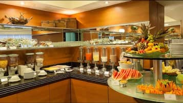 Café da manhã com buffet grátis todos os dias