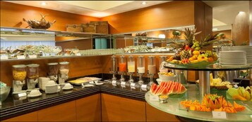 Café da manhã com buffet grátis todos os dias
