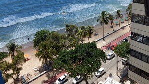 A beach view with palm trees, a road with cars, and a building in the foreground. - Hotel Euro Suíte Recife By Nacional Inn (Recife)