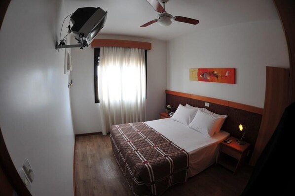 Zimmersafe, individuell eingerichtet, Verdunkelungsvorhänge