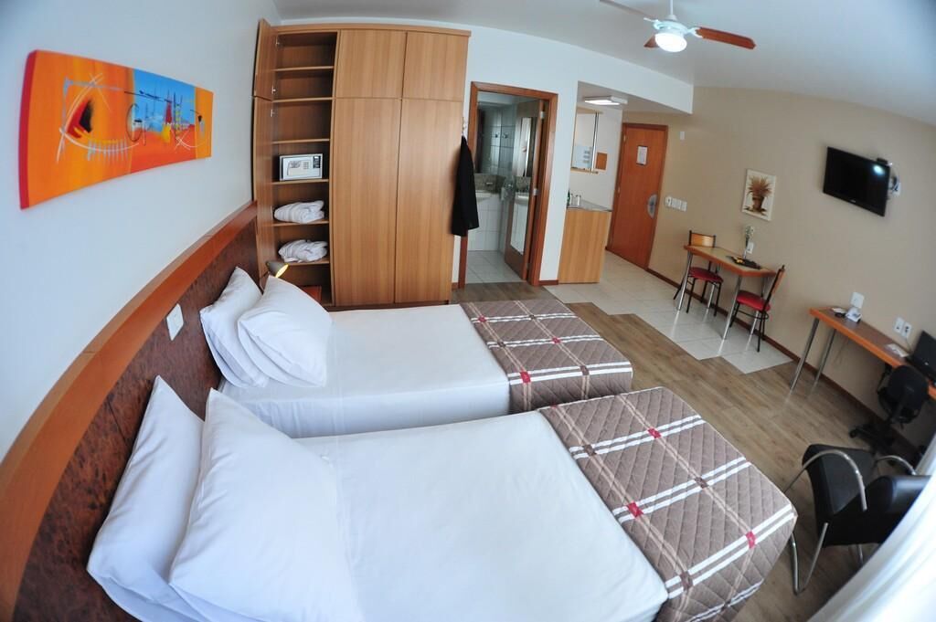 Cofres nos quartos, individualmente mobiliados, cortinas blackout