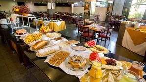 Bữa sáng buffet hàng ngày với phụ phí nhỏ 