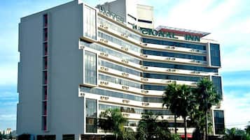 Fachada da propriedade à noite