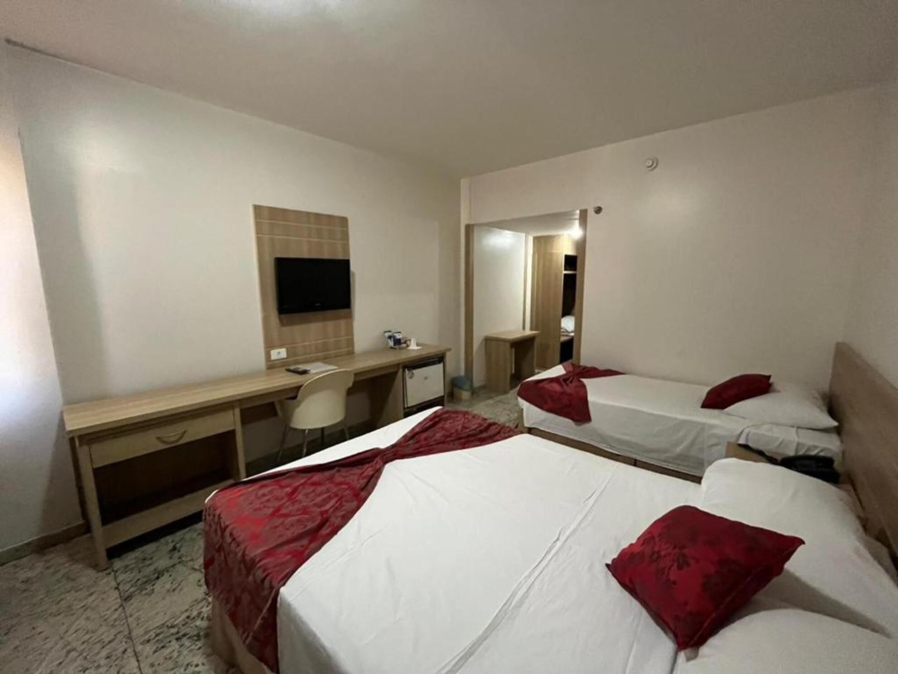 Minibar, caja fuerte, wifi gratis y ropa de cama