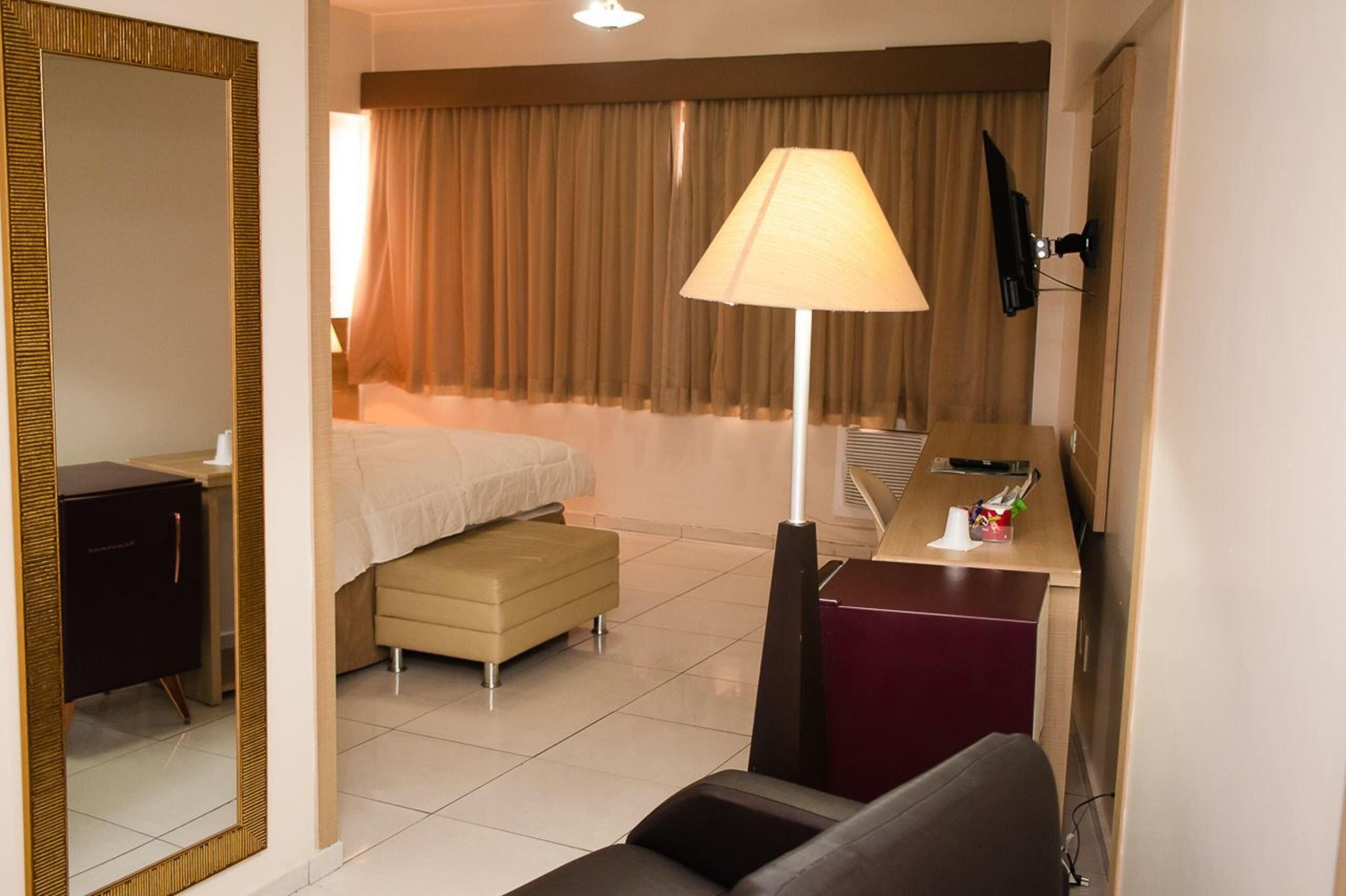 Minibar, safe på rommet, wi-fi (inkludert) og sengetøy