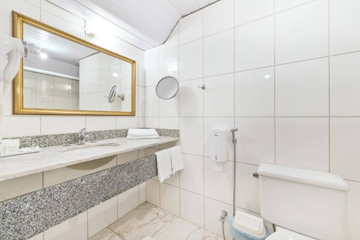 Salle de bain | Douche, douche à « effet pluie », articles de toilette gratuits