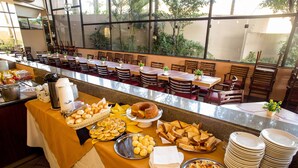 Bữa sáng buffet hàng ngày với phụ phí nhỏ 