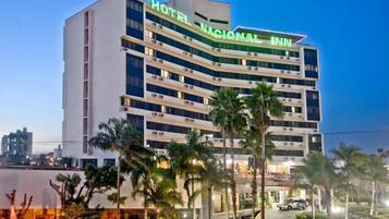 Vista frontal de la propiedad por la tarde o noche