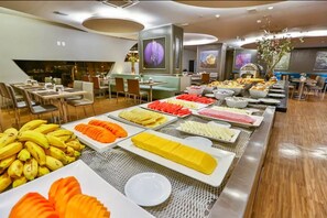A buffet with various food items including fruits, cheeses, and meats. - St. Paul Plaza (Brasília)