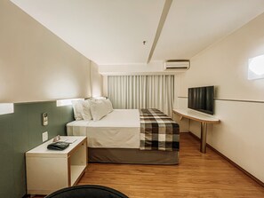 In-room safe, desk, blackout drapes, free WiFi - St. Paul Plaza (Brasília)